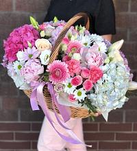 Композиция солнечный день в совхозе им. Ленина Цветочная композиция из Розы, Хризантемы, Пионы и Лизиантусы в корзине в совхозе им. Ленина