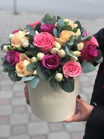 Цветочная композиция из Розы в шляпной коробке в совхозе им. Ленина